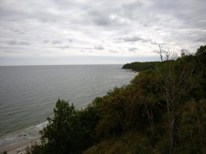 Das ist der Blick auf der Höhe vom Nordstrand in Richtung Kap Arkona.