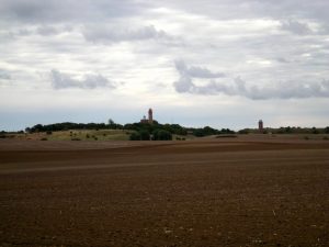 Schaut man nach rechts über das Feld, sieht man das Kap schon.